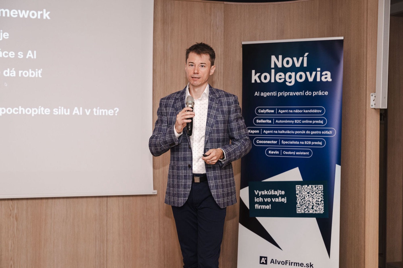 Michal Juhas presenting AI agents at the AI biznis raňajky business breakfast by AIvoFirme.sk